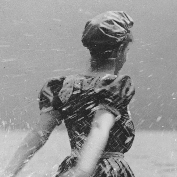 woman-splashing-water Sobre